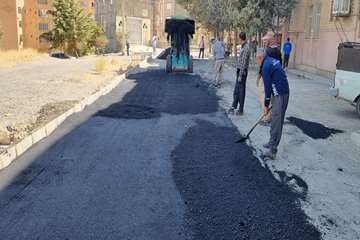 عملیات آسفالت محوطه آپارتمان های پاوان در راستای بهسازی معابر.